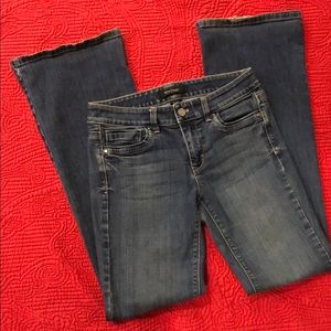 👗White House Black Market Blanc 4R flare leg jeans.